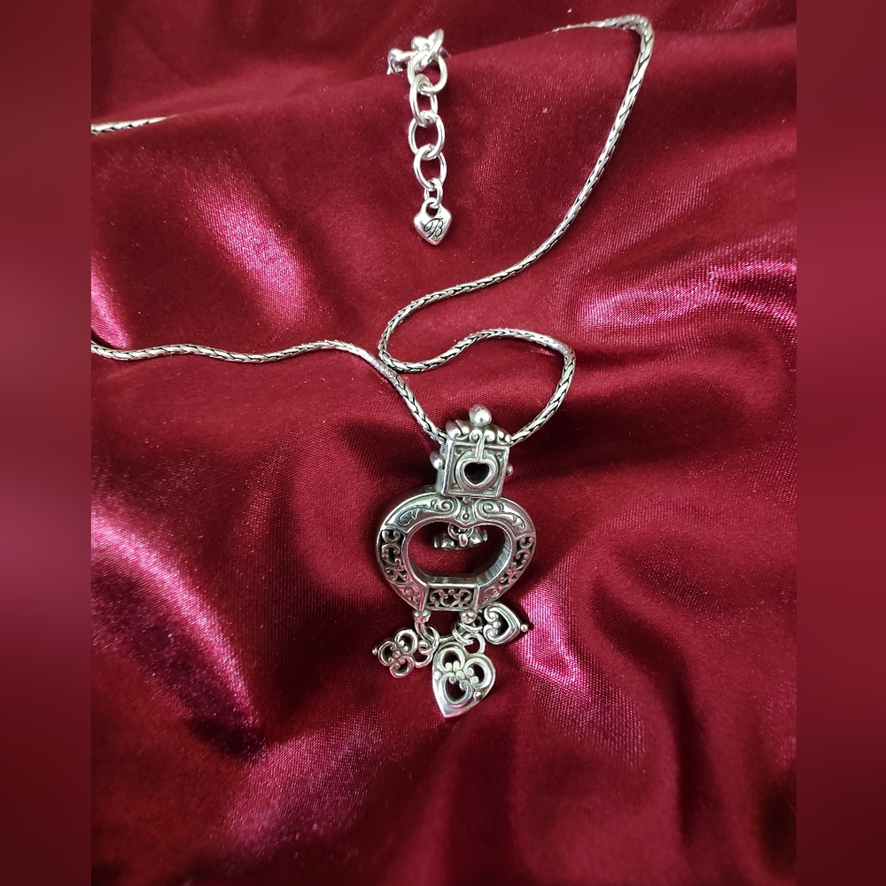 Rare Brighton Retired Elegant Silver Key & Hearts Pendant Necklace - Picture 2 of 3
